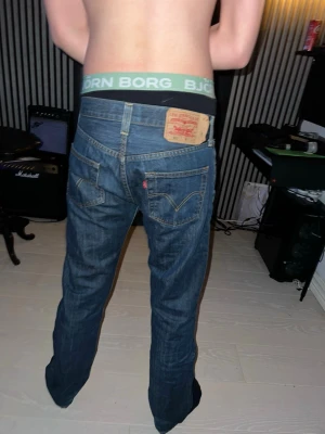 Levis 501 - Levis 501 W30 L32.                      Hör av dig vid minsta fundering. Ganska slim men regular. Köpte men aldrig använda på grund av att jag föredrar slim fit.