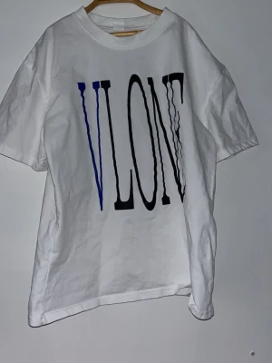 Vit VLONE t-shirt med tryck - Vit t-shirt från VLONE med stort grafiskt tryck i svart och blått på framsidan passar en runt 165-170