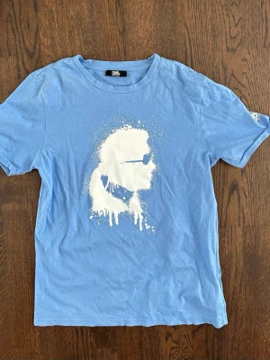 Karl Lagerfeldt T-shirt - Karl Lagerfeldt T-shirt i väldigt bra skick. Nypris : 300-500 SEK Pris : 150 SEK