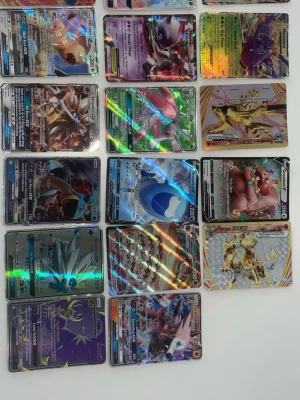 Samling Pokémonkort holografiska - Säljer en samling Pokémonkort med holografisk effekt. Blandade motiv med olika Pokémon, flera av korten är GX, EX och specialkort. Perfekt för samlare eller dig som vill utöka din kortlek med unika och färgglada kort.