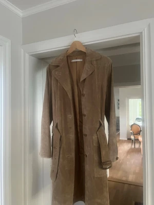 Trenchcoat  - Säljer denna snygga trenshchoat, den är aldiet använd men lappen är borta. Från part two, nypris 5000 kronor 