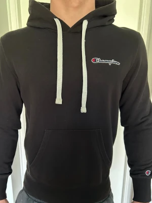 Champion Hoddie  - Säljer denna svarta hoddie från Champion i storlek S 