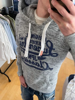 Grå vintage 2000s SuperDry hoodie (Sällsynt) - Säljer nu denna sjukt snygga Vintage 2000s SuperDry hoodie! Passar till allt och har en perfekt passform. Säljs ej längre i butik och är därav mycket eftertraktad😊 Skriv vid funderingar 🤝
