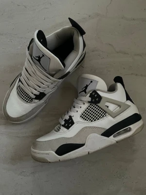 Jordan 4 Military Black - Jättefint skick, kan rengöras mer än på bilderna…