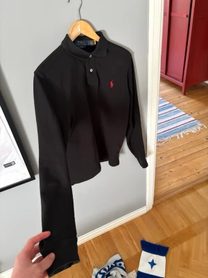 Svart långärmad piké från Polo Ralph Lauren - Säljer nu denna långärmade pikétröja från Polo Ralph Lauren då den tyvärr va för liten för mig. Perfekt för en clean och stilren look. Ny pris 1200kr mitt pris 800kr hör av er vid intresse😁kvitto finns vid önskemål!