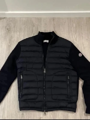Svart moncler cardigan - Svart moncler cardigan i mycket bra kvalité helt oanvänd i storlek L. Jätte bra kvalité och mycket fin cardigan