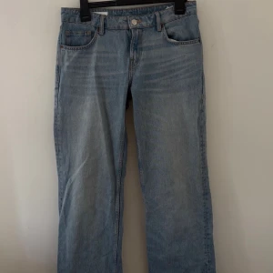 Ljusblå raka jeans - Säljer ett par ljusblå wide jeans från zara. Super snygga men har tycärr blivit för stora för mig!🥹 