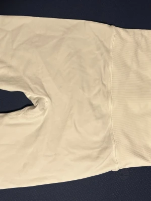 Tränings shorts - Säljer ett par shorts med hög midja och bred ribbad linning. Shortsen har en enkel design utan synliga fickor eller detaljer och är gjorda i ett mjukt, stretchigt material som känns skönt mot huden. Endast testad.