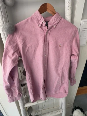 Ralph Lauren Skjorta Rosa - Använd bara 2 gånger, riktigt bra skick.Ralph Lauren rosa skjorta Storlek S Tar gärna mot bud, frågor också.  Snabb leverans såklart✅