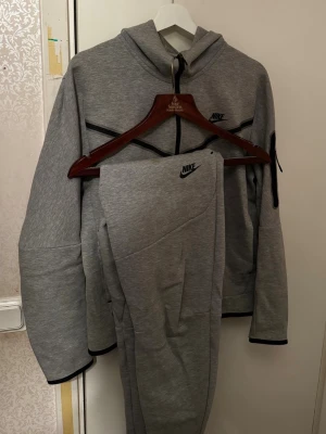 Grått set från Nike med huva - Nike tech, byxor och tröja. Skriv för mer bilder eller frågor. Storlek M.