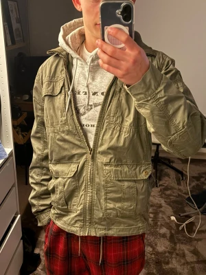 Blend overshirt - Riktigt snygg olivgrön overshirt från Blend. Storleken är M. Tveka inte på att höra av dig vid eventuella frågor och funderingar, vårat pris är inte hugget i sten!🙃