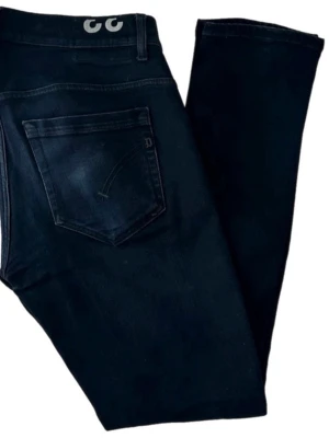 George Dondup Jeans - George Dondup jeans marinblåa. Skick: 9/10 Ny pris 2800 kr Storlek 33
