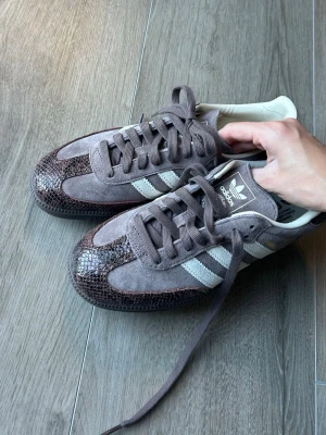 Adidas samba - Mina skit snygga skor som jag köpte i mars i London på JD sports. Aldrig settt denna designen på skor innan så jag köpte, kom hem och dem var för stora för mig. Dem är alltså endast testade EN gång. Storlek 40 2/3
