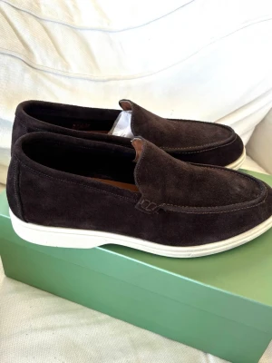 Italienska mocka loafers -  Snygga loafers från en italiensk fabrik, fick in dessa av min leverantör precis nu inför sommaren!  Loafersen är aldrig använda och i mycket bra skick!  Man får med box på köpet!  #loropiana #tods #italienskaloafers #Brunello #ralph lauren