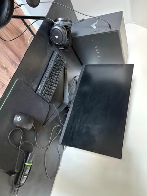 HP Victus stationär gamingdator - Säljer en HP Victus stationär dator i stilren grå färg med modern design och tydlig logotyp på framsidan. Chassit är av metall och plast. Perfekt för gaming eller tyngre program. Tangentbord, skärm och mus syns också på bilderna. Allting ska säljas! Hör av er för mer tydlighet kring pris och vill man köpa allt tsm så säljer jag det ganska billigt, just nu står det bara o dammar nämligen pris kan diskuteras