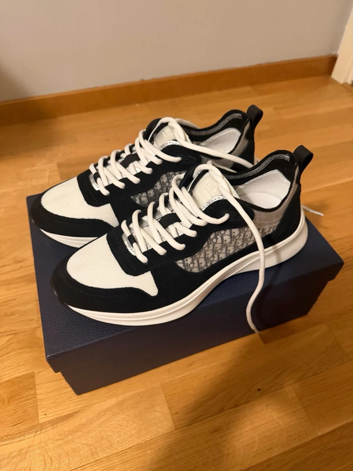 Dior B22 vita och svarta sneakers - 2