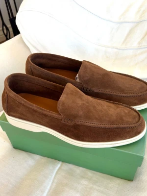 Italienska mocka loafers -  Snygga loafers som liknar loro piana från en italiensk fabrik, fick in dessa av min leverantör precis nu inför sommaren!  Loafersen är aldrig använda och i mycket bra skick!  Man får med box på köpet!  #loropiana #tods #italienskaloafers #Brunello #ralph lauren