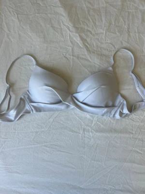 Vit bikini överdel  - En snygg vit bikini överdel med vadderad insida och justerbara band, tyvärr inte runt midjan🩷