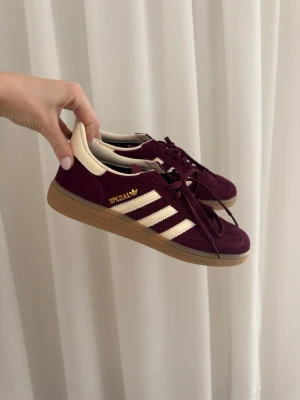 Adidas handball spezial  - Super snygga sneakers från Adidas i storlek 38 2/3💕Säljer då de tyvärr inte kommer till användning, endast använda en gång mycket kort stund så de är inprincip som nya! Nypris 1349 kr