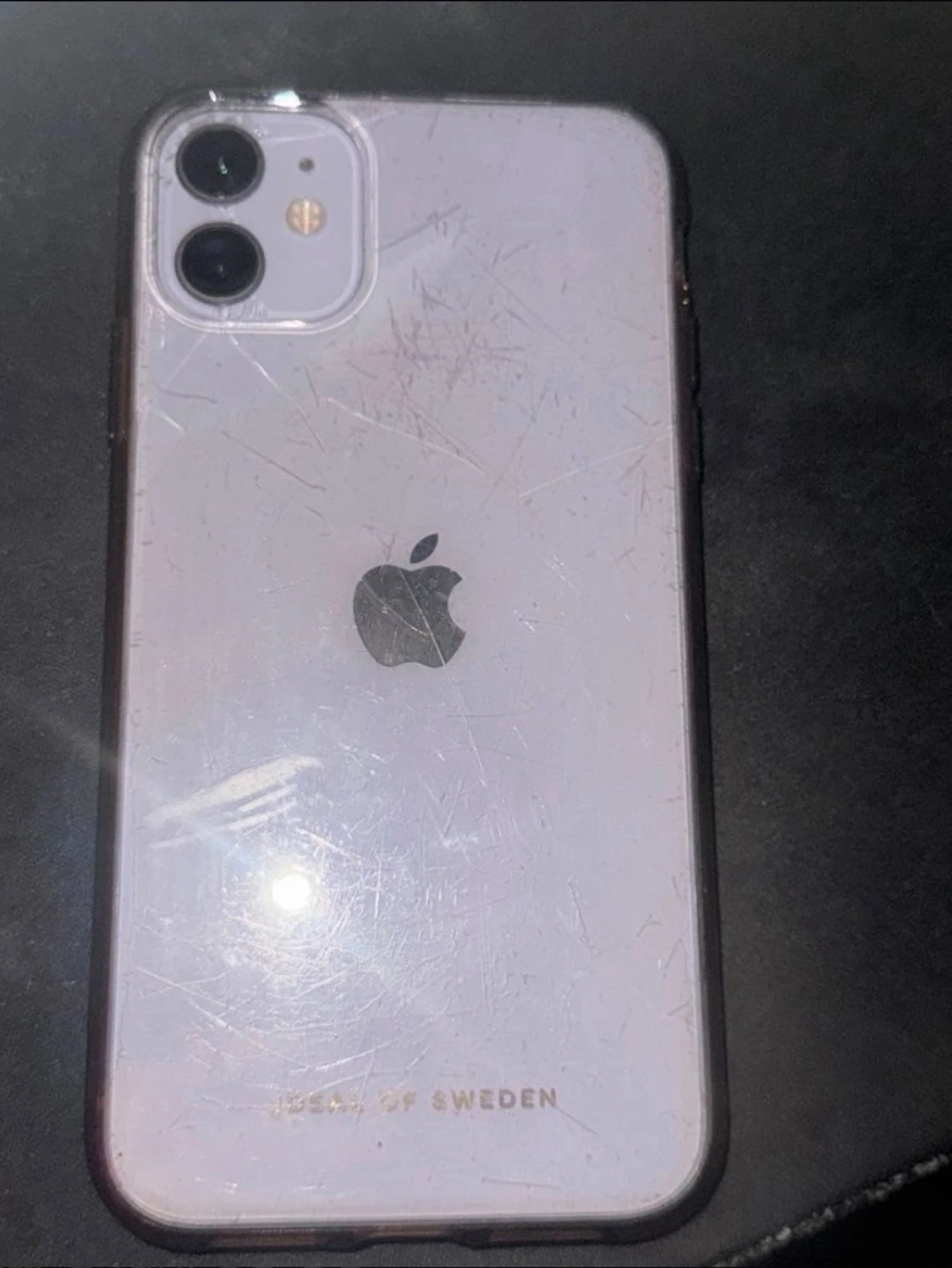 Lila iPhone 11 med dubbla kameror - 1