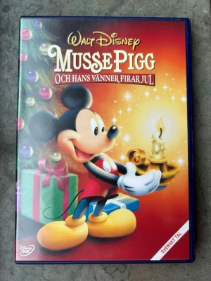 Musse pigg och hans vänner firar jul dvd - DVD-film med Musse Pigg och hans vänner som firar jul. Filmen har svenskt tal och är producerad 1999. Speltid 63 minuter.  Finns på språk: Svenska, Engelska, Danska, Norska, Finska   OBS!! skivorna är begagnade så det kan förekomma repor/hairlines på skivorna, men då jag kollar igenom alla filmer jag säljer garanterar jag att alla funkar felfritt om inget annat står! :)