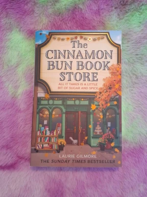 The Cinnamon Bun Book Store - Laurie Gilmore - 🧡Säljer The Cinnamon Bun Book Store av Laurie Gilmore. Den är bok 2 i serien Dream Harbor.  🧡Helt oläst, endast stått i bokhyllan.   📦 Skickas snabbt 💬 Hör av dig om du har frågor!