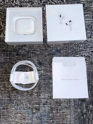 Apple AirPods 3 med laddningsetui - Säljer ett par vita Apple AirPods 3 med trådlöst laddningsetui. Hörlurarna är i klassisk Apple-design med rundade former och sitter bekvämt i öronen. Kommer med originalkartong, laddningskabel och instruktionshäfte. Använt 1 gång.