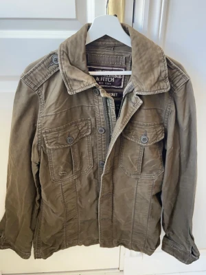Abercrombie and fitch jakca  - Abercrombie and fitch jacka - stor på modellen. Inga defekter! Modellen i bilderna är 180 cm 75 kg och bär Storlek M passar L , Kom med frågor! 🌟 (Kan gå ned i pris vid köp av paket 😉) 