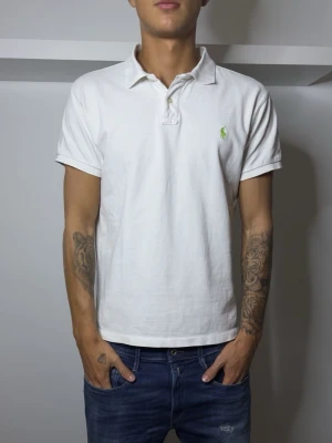 Ralph Lauren Piké  - Smutsfri piké ifrån Ralph Lauren! Modellen är 187 och väger 70 kg!🙌