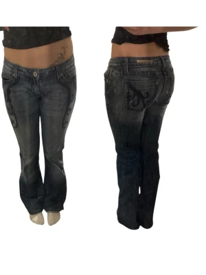 Lågmidjade mönstrade jeans bootcut  - Säljer dessa mönstrade Lågmidjade bootcut jeansen då det har blivit för små för mig. Det finns inget synligt slitage. Färgen är som på bild 1. Midjemått; 41 cm, innerbenslängd; 72 cm, ytterbenslängd; 96 cm. Fler bilder eller frågor, skicka dm.  