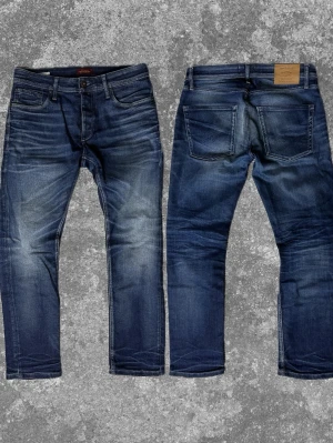 Mörkblå jeans med wash - Trendiga och stilrena, inga defekter skriv vid fundering🙌 Mått: A:42 B:65 C:25 D:21 E:17 (cm) 