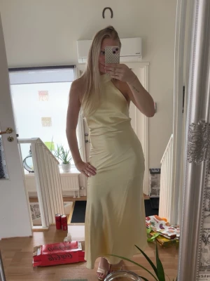 Gul balklänning - Säljer denna superfina balklänning från ginatricot som är helt slutsåld, då den tyvärr blir lite kort på mig. Den är endast provad hemma och har prislappar m.m kvar.