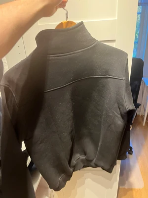 Svart quiltad jacka från Polo Ralph Lauren - Snygg svart jacka från Polo Ralph Lauren med quiltad framsida och dragkedja. Jackan har hög krage, lång ärm och en liten röd logga på bröstet. Perfekt för dig som vill ha en stilren och sportig look. Fler bilder kan skickas vid förfrågan!👍