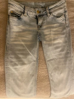 Ljusblå jeans Weekday, gamla modellen  - Säljer jeans från weekday, i storlek 26/32. Använda nån gång, därav slitna längst ner på baksidan. Men detta är den gamla modellen som är jätte low waist, innan de gjorde om. Pris kan diskuteras 💕