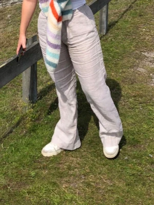 Beiga vida linnebyxor från Gina tricot  - Snygga beiga linnebyxor med avslappnad passform och raka ben. Byxorna har hög midja och sidfickor. Storlek xs men stretchiga så passé även en s.