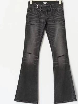 Svarta bootcut jeans med slitningar - Snygga svarta bootcut jeans med slitningar på låren och knäna. Jeansen har låg midja och dubbla knappar! Materialet är super skönt och är otroligt stretchigt!🩷