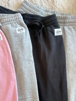 4 st Andy mjukisbyxor  - Säljer dessa för 100kr (för alla fyra). Jätte sköna unisex byxor som är väldigt bekväma. Orginal priset ligger på 150 styck så 4 för 1 kan man säga☺️. 1 grå är XS och resterande 3 är S. 