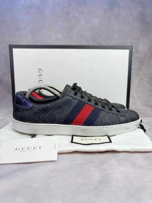 Gucci Ace Skor - Stl Uk 6/40 - Feta Gucci Ace Skor i färgen svart! | Mycket bra skick: 8,8/10, små slitningar se bilder | Stl: Uk 6 = 40 | Ingår vid köp: Allt ni ser på bilderna 🙌| Hör av dig vid frågor // Galgen 🫡