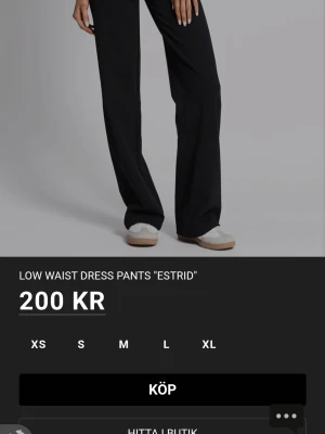 Svarta low waist kostymbyxor "Estrid" - Storlek M. Snygga svarta kostymbyxor med låg midja och raka ben. Modellen heter Estrid och är från lager 157. Byxorna har en avslappnad passform, men jag säljer då jag inte känner att de passar till min kroppsform. Lappen finns kvar då jag nyss köpt de😊 Priset går att diskutera.