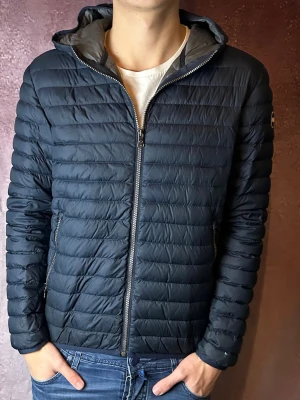 Colmar jacka  - Mycket fint skick | Size 48 = S (modellen är 188 cm 75 kg) | fraktar spårbart inom 24 timmar | för att köpa klicka ”köp nu” | vid frågor eller funderingar skriv en meddelande | följare får bättre rabatter🙌 obs jackan har tre små hål som knappt sins kontakta för mer bilder 