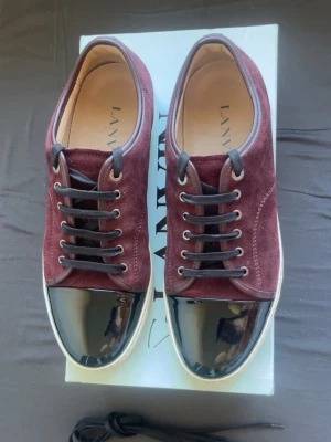 Lanvin - Lanvin skor UK 10 motsvarar 45. De är nästan helt oanvända. Sulan är lite smutsig annars är de som nya. Låda och snören följer med. 