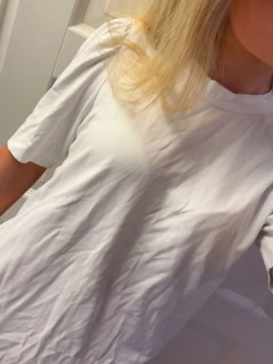 Rodebjer Vit  t-shirt i bomull - Vit T-shirt med puffärmar från svenska Rodebjer. Supersöt och ärmarna ger ett lyxigt utseende! Väldigt fint skick. 