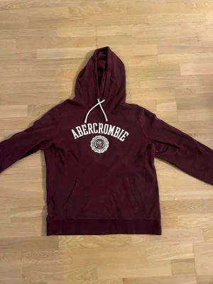 Abercrombie hoodie - Fin vinröd hoddie, bra skick