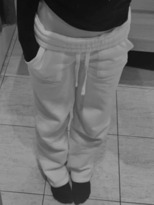 Vita mjukisbyxor med fickor - Snygga vita mjukisbyxor med resår i midjan. Byxorna har både sidofickor och bakficka, samt en avslappnad och rak passform. Perfekta för chill dagar eller när du vill vara bekväm men ändå se fräsch ut.