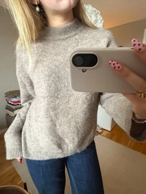 Stickad tröja i alpaca blend - Otroligt fin och trendig stickad tröja i alpaca blend från h&m💞 Perfekt färg och passform🙏🏽 tyvärr defekt i form av ett jättelitet hål på ena ärmen och en lagning på andra men inget man märker av🙏🏽💞 därav det billiga priset🥰