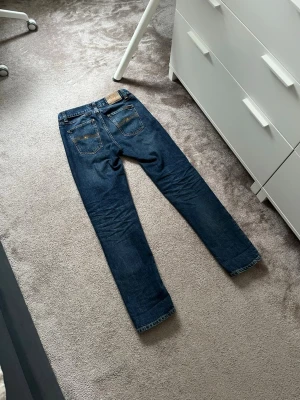 Nudie jeans - Säljer ett par blåa nudie jeans i mycket bra skick! Jeansen är i storlek 28/32. Modellen på jeansen heter gritty Jackson.