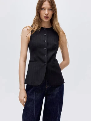 Svart randig väst från hm - Stilren svart väst från hm  med diskreta tunna ränder och knäppning framtill. Västen har en figurnära passform och är ärmlös, perfekt att styla över en skjorta eller t-shirt för en trendig look.