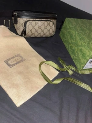 Gucci belt bag - Original Gucci belt bag i beige. Köpt ny, sparsamt använd. Inga fläckar eller skador. Skickar fler bilder vid behov.