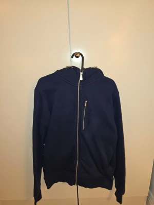 Marinblå zip-hoodie från Sail Racing - Sail Racing zip – Marinblå (M) Mörkgrå ziptröja från Sail Racing. Storlek: M Skick: Bra begagnat skick.