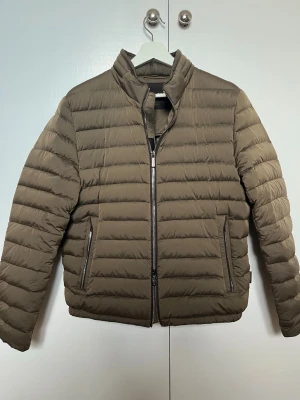 Moorer Verona Down Jacket - Selling a moorer Alec s3c down jacket in a khaki greenish color. Size 48 IT Very beautiful and good condition, small signs of use. One small imperfection, a tiny black dot on the front, shown in the last picture.  Retail price is €1200.